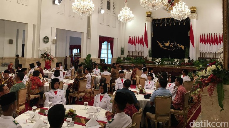Jokowi Jamu Paskibraka dan Pendukung Acara HUT Ke-72 RI di Istana Jokowi Jamu Paskibraka dan Pendukung Acara HUT Ke-72 RI di Istana