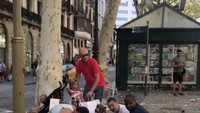 Sebuah mobil van menabrak kerumuman orang di kawasan wisata Las Ramblas, Barcelona, Spanyol, pada Kamis (17/8/2017). (Foto: Dok. Reuters)