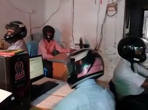 Takut Atap Runtuh, PNS di India Pakai Helm Saat Kerja