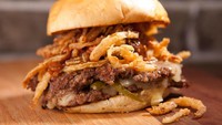 Burger dan hotdog, serta daging panggang seperti steak dan barbecue menjadi makanan ikonik Amerika. Sementara itu Apple Pie dan Twinkies masih menjadi cemilan favorit mereka. Foto: Istimewa