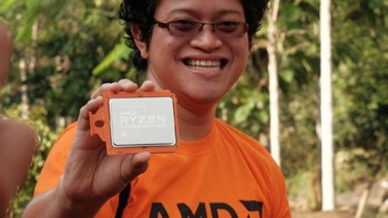 Prosesor Ryzen Threadripper di genggaman juara dunia overclock asal Indonesia, Alva Jonathan. Foto: AMD