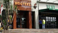 Hooters terletak di kawasan Kemang, Jakarta Selatan.