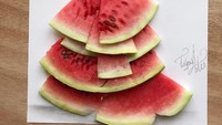 Karya Edgar dimulai dari membuat sketsa wanita. Ia lalu meninggalkan garis samar di bagian baju sketsa sebelum melengkapinya dengan potongan makanan. Kali ini semangka yang dijadikan watermelon couture. Foto: Edgar Artis