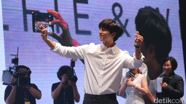 Sapa Penggemar, Gong Yoo Keluarkan 'Jurus' Andalan di Peluncuran Zenfone 4