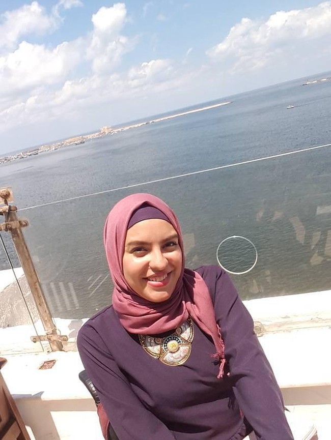 Rania Roushdy menyukai gaya hijab yang sederhana dan matching seperti penampilannya kali ini.  Foto: Dok. Instagram @rania.roshdy