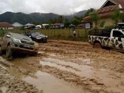 Bertaruh Nyawa Demi Akses Internet di Daerah Pelosok