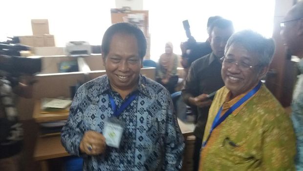 Rombongan dari BURT harus menempelkan kartu akses sebelum mengelilingi gedung BPK