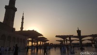 Kaum muslim dari berbagai belahan dunia datang silih berganti ke Masjid Nabawi. Subuh jadi waktu favorit. Sunrise, kesejukan, dan aura religi berpadu menjadi satu (Triono/detikTravel)