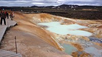 Traveler harus berhati-hati karena permukaan tanahnya panas (Anita Isalska/BBC)
