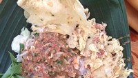 Di kawasan Depok ada pecel pincuk bu Ida. Pecel gaya Madiun dengan aroma kencur dan daun jeruk ini enak dimakan dengan rempeyek kacang dan gorengan.Foto: Istimewa