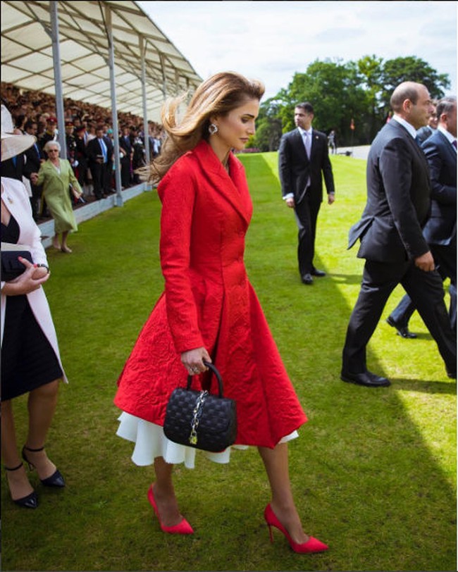 Coat dress berwarna merah membuat statement dalam busana, membuat penampilan Rania semakin mencuri perhatian. Foto: Dok. Instagram/Queen Rania Al Abdullah