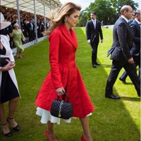 Coat dress berwarna merah membuat statement dalam busana, membuat penampilan Rania semakin mencuri perhatian. Foto: Dok. Instagram/Queen Rania Al Abdullah
