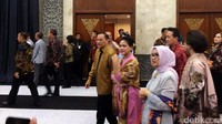 Iriana Joko Widodo, Mufidah Jusuf Kalla, dan Nies Martowardojo berkeliling untuk meninjau pameran.