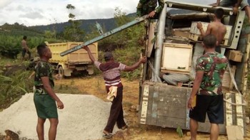 Dalam mendirikan BTS, tim BAKTI kerap dibantu personil TNI yang bertugas di sana. (Foto: BAKTI/Kominfo)
