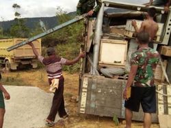 Bertaruh Nyawa Demi Akses Internet di Daerah Pelosok