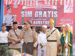 Berpakaian Jadul, Polisi Semarang Gratiskan Biaya Administrasi SIM