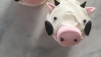 Sapi ini bisa dibentuk dengan remahan biskuit hitam dan krim mentega pink dan putih.Foto: Istimewa