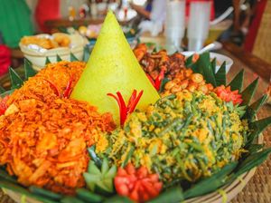 Disuguhkan dengan Beragam Lauk, Ini Cerita Dibalik Tradisi Nasi Tumpeng