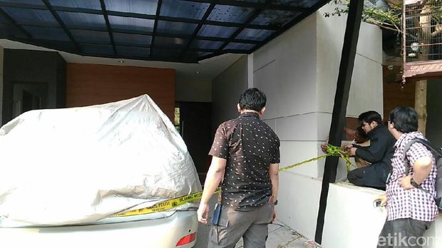  Penyidik Bareskrim Polri memasang garis polisi di rumah adik bos First Travel, Kiki Hasibuan di Kebagusan, Jaksel, Jumat (18/8/2017)