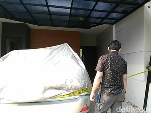 Penyidik Pasang Garis Polisi di Rumah Adik Bos First Travel