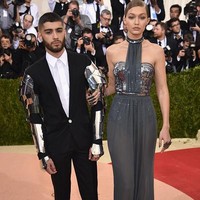 Seperti Rosie Huntington, Gigi Hadid juga merupakan seorang model. Gigi pun sedikit lebih tinggi dari Zayn.  Foto: Getty Images