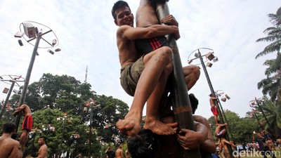 Ada Lomba Panjat Bambu di DPR, Apa Hadiahnya?