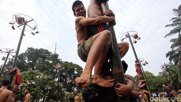 Ada Lomba Panjat Bambu di DPR, Apa Hadiahnya?