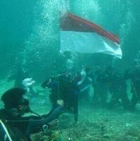 Merdeka! Upacara Bendera Sukses Digelar di Bawah Laut 