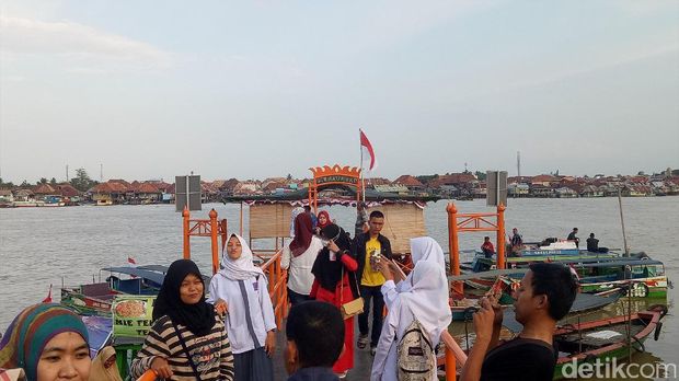 Warga memadati Benteng Kuto Besak Palembang.