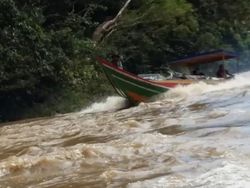 Bertaruh Nyawa Demi Akses Internet di Daerah Pelosok