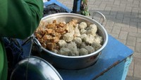 Bakso yang ini bukanlah bakso daging. Baksonya terbuat dari campuran ikan yang empuk kenyal, enak dinikmati dengan saus kacang atau saus sambal. (Foto: Istimewa)