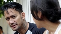 Ia menemani Tora Sudiro yang menjalani pemeriksaan kesehatan untuk proses penyembuhan dan rawat jalan atas ketergantungan obat.