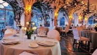 La sponda berada di lereng bukit Positano, Italia, restoran La Sponda di La Sirenuse ini memancarkan nuansa romantis dengan pemandangan alam yang menakjubkan. Ditambah dengan hidangan lezat dari restoran berbintang Michelin. (Foto: Istimewa)