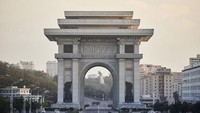 Ini adalah Arc dari Triumph, didirikan untuk memperingati Kim Il Sung yang dinilai membebaskan Korea dari Jepang. Mungkin, ini bangunan terbesar di dunia untuk menghormati peristiwa yang tidak pernah terjadi. Jelas seorang peneliti Rusia yang mengambil studi tentang Korea Utara, Fyodor Tertitskiy (Chris Petersen-Clausen/CNN Travel)