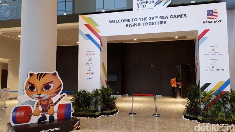 Jas Biru dan Baju Adat Kutai untuk Kontingen Indonesia di Pembukaan SEA Games 2017 Jas Biru dan Baju Adat Kutai untuk Kontingen Indonesia di Pembukaan SEA Games 2017