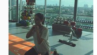Di foto lainnya, Tatjana juga menunjukkan kebahagiaannya bisa latihan di gym bersama pelatih pribadi. Ia menganggap latihan tersebut sebagai suatu investasi. Foto: Instagram/tatjanasaphira 