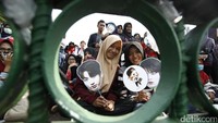 Para fans yang juga penonton acara countdown tersebut mulai memadati pintu gerbang Silang Monas Barat Daya.
