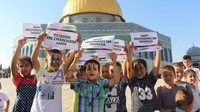 Anak-anak Palestina berkumpul di Masjid Al-Aqsa. Mereka meneriakkan kata-kata Eid Istiqlal, Indonesia yang memiliki arti Selamat Hari Kemerdekaan, Indonesia.