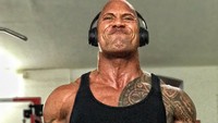 Rutin nge-gym memang dilakukannya sejak masih aktif sebagai pegulat profesional untuk WWE. Untuk memperoleh lengan kekar, latihan angkat beban menjadi olahraga utamanya. (Foto: instagram/@therock)