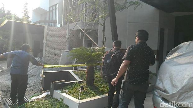 Penyidik Bareskrim Polri memasang garis polisi di rumah adik bos First Travel, Kiki Hasibuan di Kebagusan, Jaksel, Jumat (18/8/2017)