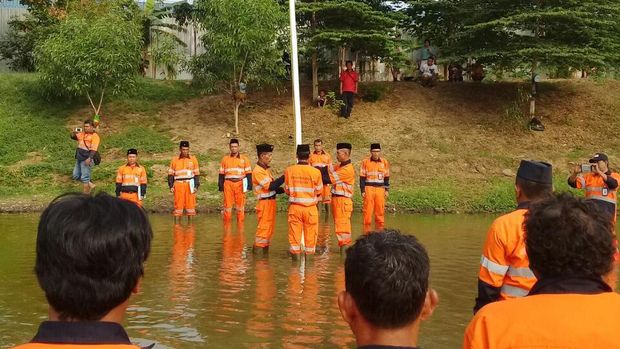 Pasukan oranye Kecamatan Cakung gelar upacara di tengah waduk