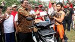 Ada Lomba Panjat Bambu di DPR, Apa Hadiahnya?