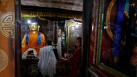 Ajaran Buddhisme Tibet merupakan sebuah agama di pengasingan. Ketika itu orang-orang tibet mengungsi dan melarikan diri karena dijajah oleh orang Tionghoa (Cathal McNaughton/Reuters)
