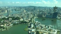 Gedung-gedung tinggi tampak berbaris rapi dan berpadu dengan pemandangan sungai dan perbukitan. Ditambah dengan awan-awan yang tampak indah di hari yang cerah (Aji/detikTravel)