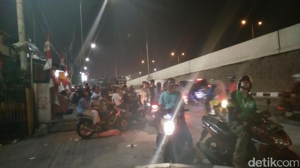 Aksi Agustinus jadi tontonan warga. 