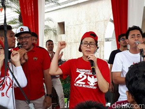 Pakai Topi Terbalik, Sri Mulyani Nyanyi Sampai Merem Melek