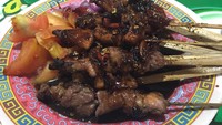 Di Benhil, RM H. Sadjim sudah menjajakan sate kambing sejak 44 tahun lalu. Racikan satenya gaya Tegal dengan potongan daging empuk, tak bau anyir dan diberi pelengkap sambal kecap nikmat. Foto: dok.detikFood