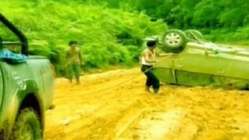 Bahkan pernah mobil jadi terbalik karena jalanan yang rusak parah. (Foto: BAKTI/Kominfo)