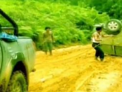 Bertaruh Nyawa Demi Akses Internet di Daerah Pelosok
