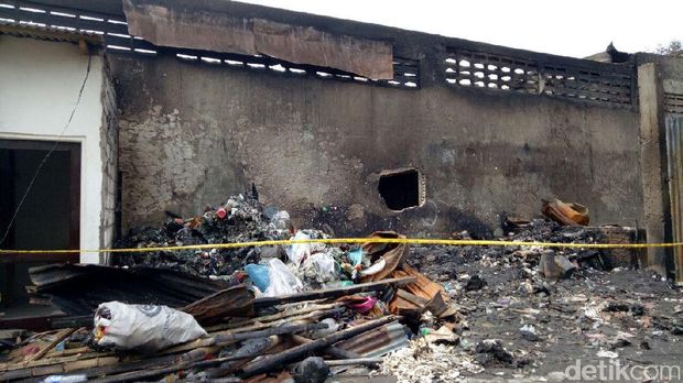 Gudang rongsokan ludes terbakar/